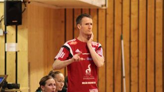 NEDTUR: Trenar Oli Sveinsson måtte sjå at lite fungerte for heimelaget i dagens oppgjer mot Florø 2.
