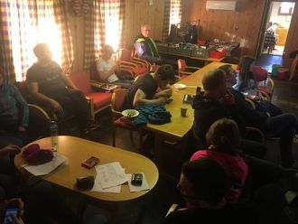 SOSIALT: På Leikanger følgjer spente skyttarar resultata på bakrommet avslutningsdagen.