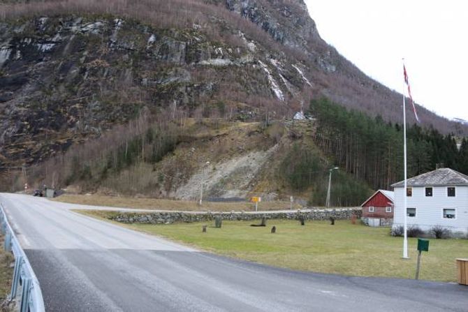 LAGERPLASS: Denne grushola ser EcoInowaste føre seg å setja opp seks siloar det skal lagrast pellets i. Krysset i framkant er avkøyrsla til den nasjonale turistvegen over Aurlandsfjellet.