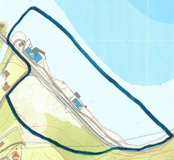 SKISSA: Området markert med blå strek ønskjer EcoInowaste - hamna skal altså strekkja seg frå munningen på Erdøla, eit godt stykkje ut i fjorden og heilt inn i bukta. Den største blåe bygningen i vasskanten på skissa er den raude bygningen på bileta over, huset til familien Brugrand den brune bygningen ved innkøyrsla og grushola det kvite feltet som strekkjer seg sørover frå krysset. Skisse henta frå vedlegget til saksdokumenta