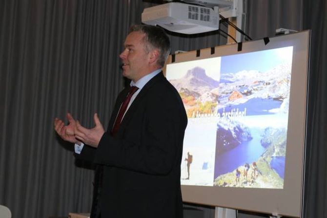 ENGASJERT: Atle Hovi, administrerande direktør ved Beitostølen Resort, kom med fleire døme frå korleis dei organiserer seg på Beitostølen som forsamlinga i Lærdal tok til seg.