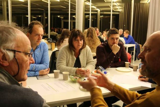 GRUPPEARBEID: Dei frammøtte diskuterte ulike tiltak i grupper, her Jarle Molde (f.v.), Robert Einemo, Lise Cirotzki, Stian Vatlestad og Jon Tamnes.