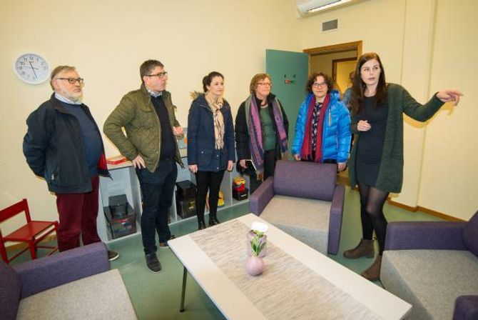 LYDHØYRE: Politikarane i formannskapet fekk ei omvising hos Sogn barnevern og fekk samstundes høyre korleis dei tilsette opplever at dei har det på jobb. Frå venstre: Christen Knagenhjelm (V), Kjetil Kvåle (Ap), Senea Sabanovic (Ap), Laura Kvamme (Sp) og Karin Vikane (H) får guida rundtur av sosionom Randi Svidal.