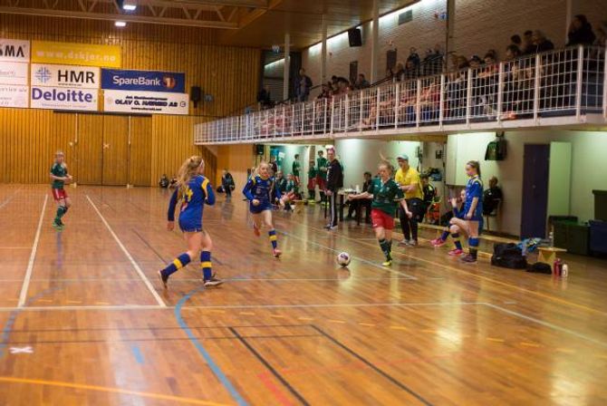– FANTASTISK: Dagleg leiar i NFF Sogn og Fjordane, Svein Olav Myklebust, tykte det var fantastisk at han kunne sitja heime og følgja med på kampane.