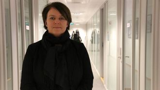 FÅ UFAGLÆRTE STILLINGAR: Mette Berg ved NAV Årdal seier arbeidsmarknaden i kommunen er god, men at mangel på ufaglærte stillingar gjer det vanskeleg å få busette flyktningar ut i ordinært arbeidsliv.