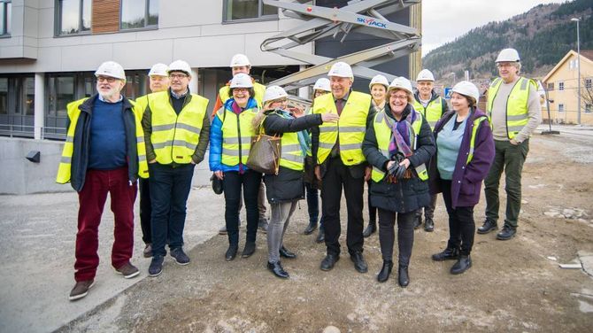 OMVISNING: Formannskapet i Sogndal fekk omvisning på det nye helse- og omsorgssenteret.