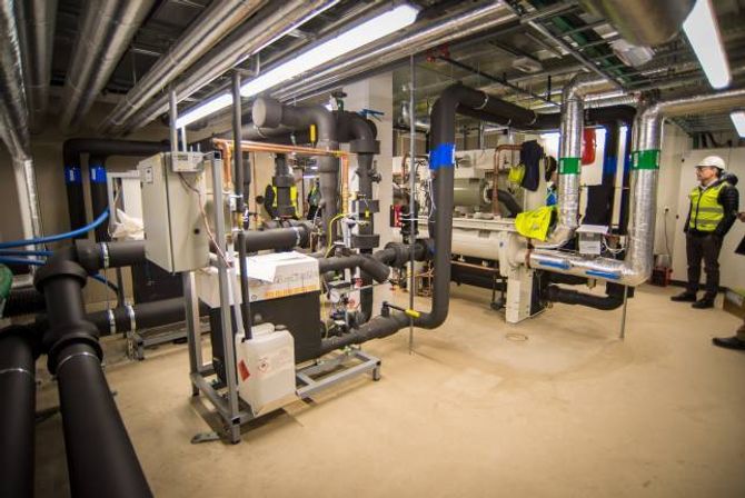 FJORDVARME: Bygget vil vere forsynt med fjordvarme frå Sognekraft. Prosjektleiar Fredleiv Fosse trur det heile kan vere eit føregangsprosjekt.