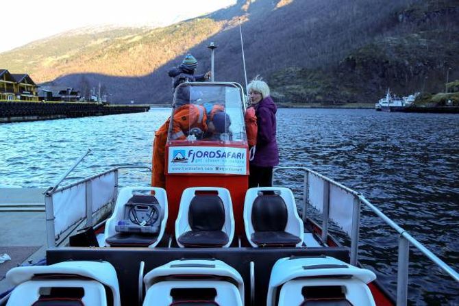 JA TIL REISELIVSLÆRLINGAR: Selskapet Flåm Fjordsafari i Flåm er eitt av selskapa som ønskjer å vera med å spleisa på ei ordning om reiselivslærlingar. Til høgre initativtakar og prosjektleiar Hanne Lykkja.
