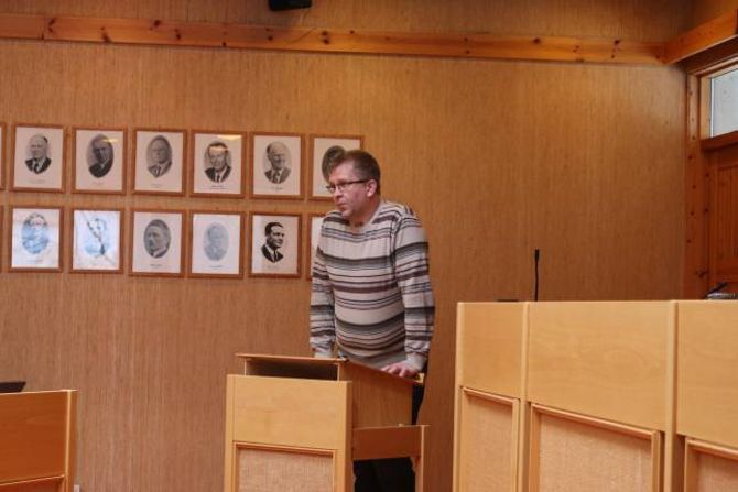 FRUSTRERT: Jens Reidar Ljøsne (Sp) uttrykte ein viss frustrasjon over at det framleis ikkje finst klinkande klare svar på alle spørsmål om mellom anna skuleskyss.