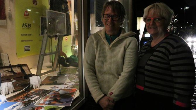 STILLER UT: Den rike historia til Årdalstangen Musikklag kan ein studere nærare i butikkvindauga ved bussplassen i sentrum av Årdalstangen.