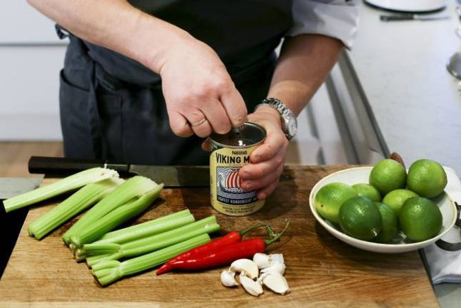 SYRLIG OG FRISKT: Lime, stangselleri, chili, hvitløk og melk skal "koke" fisken.