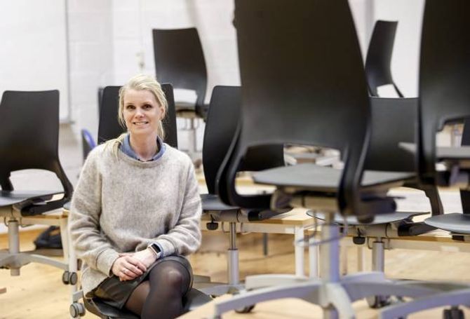POSITIV UTVIKLING: Det er ei auking av gutter på VG1, helse- og oppvekstfag. – Det er positivt med tanke på dei guttane som startar på linja, seier avdelingsleiar ved helse- og oppvekstfag på Holtet vgs i Oslo, Helene Jeber Holt.