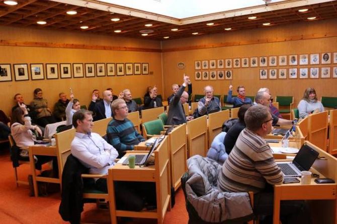 VEDTEKEN: Kommunestyret i Lærdal vedtok førre veke reguleringsplanen for Håbakken II; her stemmer politikarane om kor vidt fabrikkpiper kan byggjast uavgrensa høgt eller ikkje. Arkiv