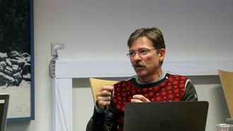 FAGMILJØ: Alf Olsen jr., styreleiar både i stiftinga Norsk Villakssenter og stiftinga Kunnskapssenteret for laks og vannmiljø, håpar løyvinga frå sentralt hald kan vera eit steg mot å få eit fagmiljø tilknytt Norsk Villakssenter. Arkivfoto