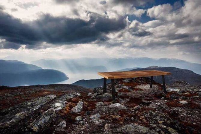 MAJESTETISK: Timbla profilerer seg på vill natur, ekte handverk og tømmer sjølv vikingane gjekk gode for. No må kapasiteten opp, for at dei skal greie å ta unna etterspurnaden.
