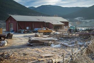 HISTORISK GRUNN: Møbelverkstaden ligg på eit verna område, rett ved Kaupanger hovedgård og stavkyrkja. «Lusakaupang» var i middelalderen ein viktig handelsstad, ein av dei eldste i landet.