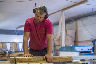 LEITAR ETTER INVESTOR: Ståle Loftesnes flytta ut frå garasjen og inn i ny verkstad i 2012. Produksjonen av langbord er alt i gong, men skal dei få opp volumet er dei avhengige av investorhjelp.
