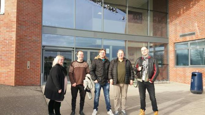 PÅ SKULEBESØK: Kvintetten utanfor Woodfarm High School i Glasgow. Privat foto