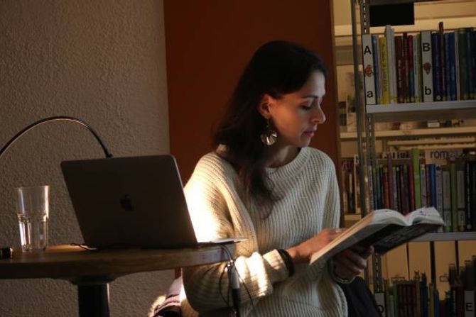 LES: Manch les små utdrag frå boka, som er ein roman med sanne historiar som bakteppe.