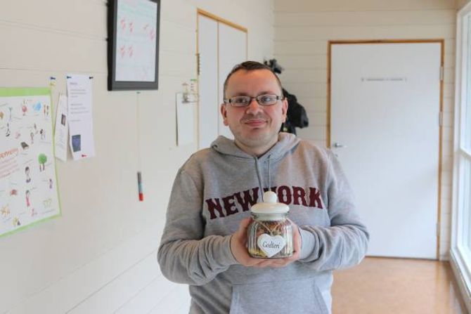 KREATIVT: Ole Stian Aspevik har skaffa pengar ved å laga ein tipp-vekta-på-godtekrukka.konkurranse, og pengane går til klinikken sambygding Runar S. Skjerping jobbar med å starta opp i Cape Town.