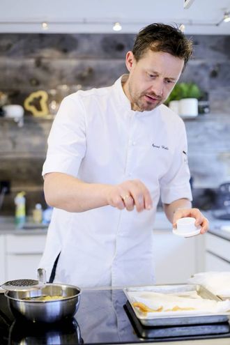 Øyvind Hjelle er kjent frå TV og fleire bokutgjevingar. Han har vore kokk i 25 år ved nokre av Oslos fremste restaurantar. No arbeider han med utvikling for norske matleverandørar og er fast matskribent for NTB.