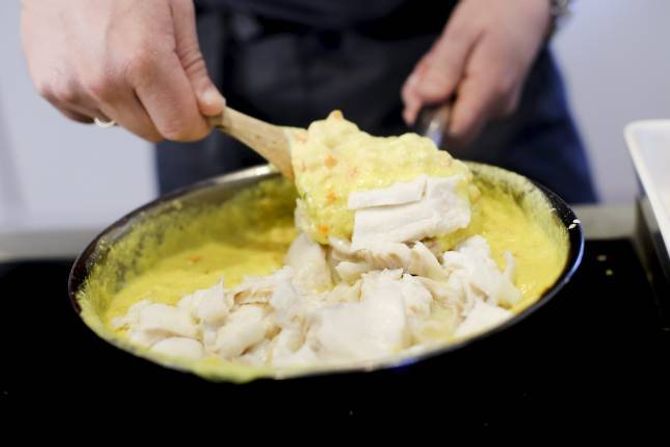 BLAND: Kokt torsk skal blandast i sausen.