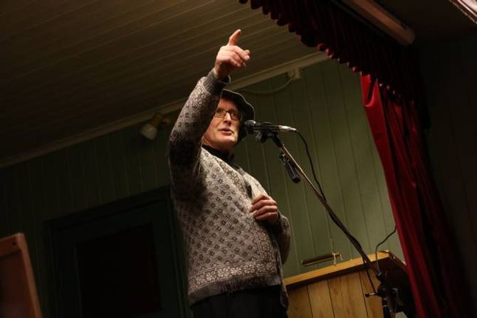 MOT STRAUMEN: Også Jens Brekke hadde innslag under kulturkvelden i Seimsdalen, mellom anna la han ikkje skjul på at han har sans for kjerringa mot straumen.