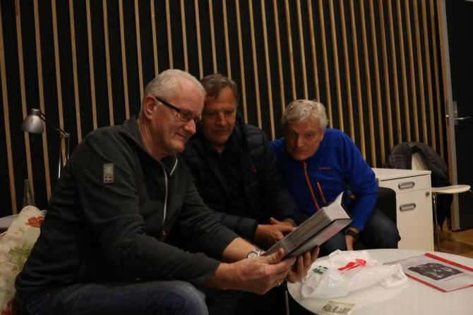 MIMRAR: Kvigne, Grøttebø og Sanden mimrar tilbake på femti år med Fox på lydstudioet i Kulturhuset på Lærdalsøyri.