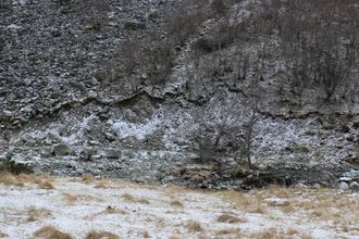 STORE SÅR: Fleire stader i Tynjadalen har Kuvelda grave ut massar frå terrenget på si ville ferd under storflaumen.