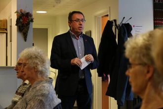 VIKTIG: Ordføraren var klar på at eldresenter er eit viktig tilbod som skal bestå også i framtida.