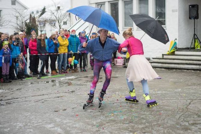 VINNARPAR: Ole Gunder Skiaker og Margit Sandem Fjellengen frå Lurkarlaget stakk av med sigeren i skiballetten under opningsshowet.