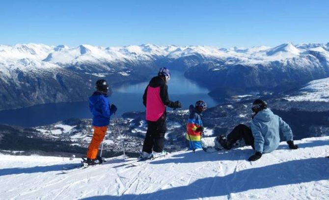 LIGG UTSETT TIL: Eit varmare klima kan gå hardt utover norske skianlegg, og verst blir det for små lågtliggande anlegg på Vestlandet. Her frå Strandafjellet Skisenter i Møre og Romsdal.
