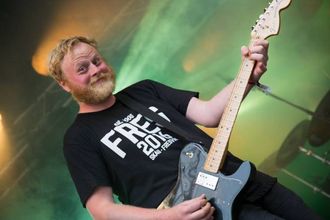 KAN BLI DIN: Per Christian Grov frå Lærdal har designa T-skjorta du no kan vinne.