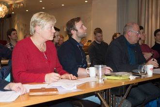 STRENGT BLIKK: Under gründerpitch fekk deltakarane fem minutt til å presentere forretningsidèen før dei fekk tilbakemelding frå dommarpanelet.