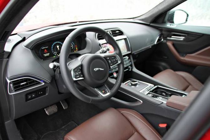 LIKT: Interiøret er likt det du finn i XE og XF. Det følest ikkje like moderne, slik for eksempel det nyaste frå Audi gjer.