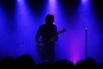 GODT DRIV: Thomas viste Årdølene at han absolutt er ein profesjonell musikar.