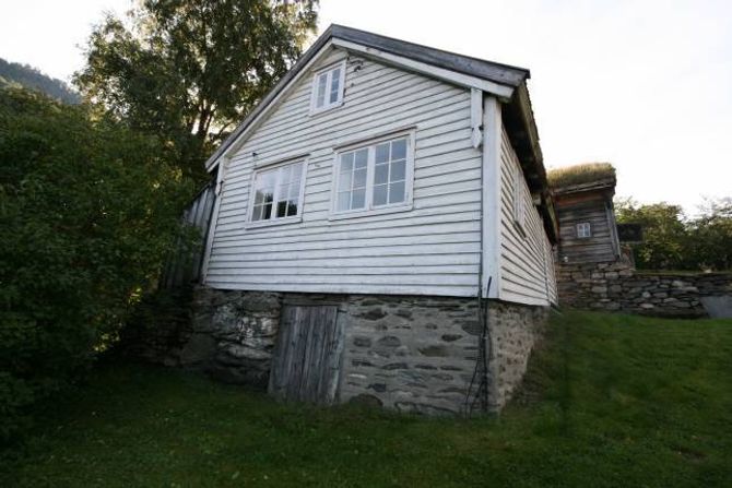 EIN HALV MILLION: Tilrådinga frå fylkesdirektøren går ut på at det blir løyvd ein halv million kroner til denne bygningen, Håkonsstova, på Otternes bygdetun.