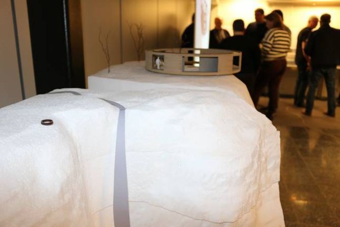 PLASSERING: Utsynspunktet er tenkt plassert om lag der dagens ligg; på denne modellen nærast ser ein både tenkt plassering og reell dimensjon i høve omgjevnader.