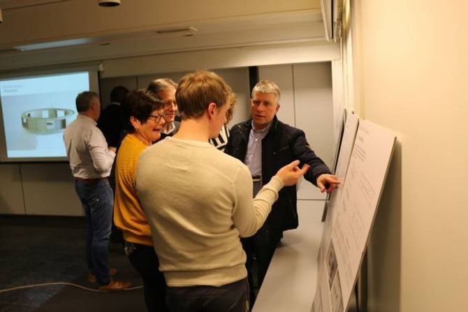 ENGASJERTE: Dei frammøtte under miniseminaret i regi av Årdal Utvikling diskuterte dei framlagde planane engasjert i etterkant.