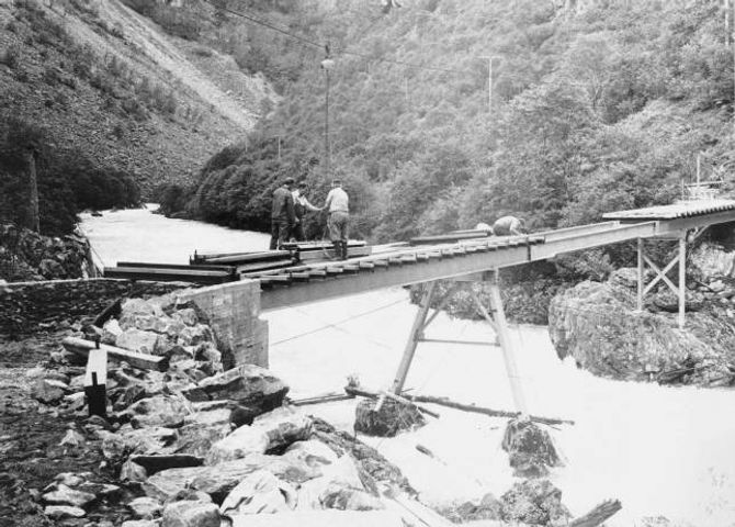 FOR FARLEG: I 1977 vart kong Olav invitert til opninga, men takka nei fordi det var for stor risiko å frakte han på hest og kjerre på vegen. Her frå bygginga av Hellerlibrui. Foto lånt av Sogelaget.