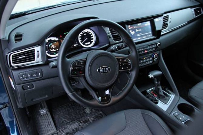 FUNKSJONELT: Innvendig er det materialar som står i stil med pris og segment. Kia Niro har i tillegg mykje utstyr.