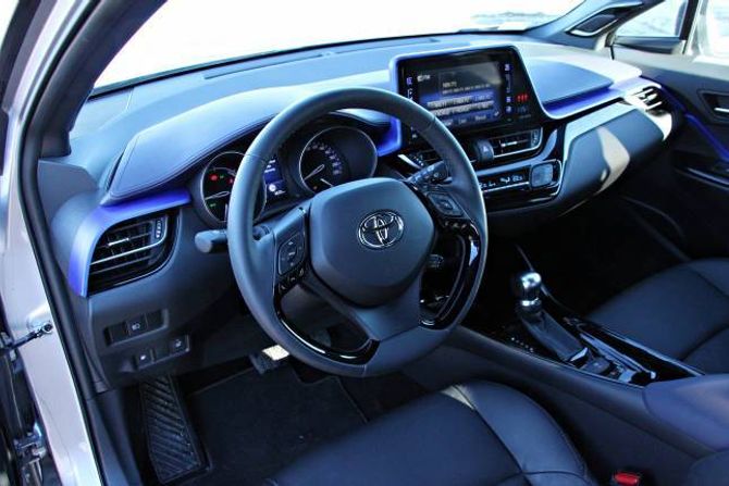 MODERNE: Innvendig er Toyota C-HR meir moderne enn Kia Niro.