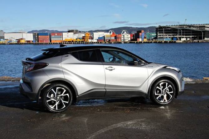SALBAR: Toyota reknar med å selja vel 2500 C-HR hybrid i år, og knapt 500 med firehjulstrekk.
