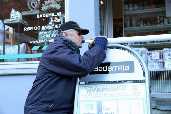 SPELTE OPP: Oddgeir Øren spelte på røyret som Aleksander Øren Heen sagde over og erklærte butikken opna.