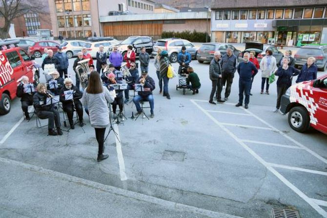 STAS: Fleire møtte opp for å få med seg opninga til tonar av «Happy birthday» frå Årdalstangen Musikklag.