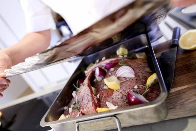 PAKK INN: Lammet må bake under tett folie for å bli saftig.
