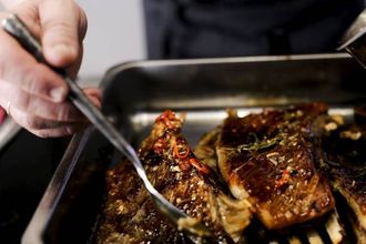 GLAZE: Skal takast på heilt mot slutten av steiketida.