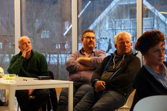 MÅ TA TAK: – Viss ikkje næringslivet tek tak, kan ein ikkje forventa at det skjer noko heller, seier Harald Blaaflat Mundal (t.v.), dagleg leiar i Lærdal Grønt. Kjell Olav Bjørkum sit til høgre.