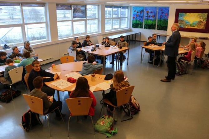 FØRST UT: Alle ordførarane i Sogn skal køyra opplegget i regi av Ungt Entreprenørskap på skulane utover våren. Elevar frå Ljøsne og Borgund i Lærdal var først ute.