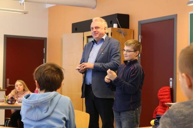 RÅDMANN: Karstein Molde Påske fekk vera rådmann for ein dag og vurderte saman med dei andre elevane kva skattepengane burde brukast til.
